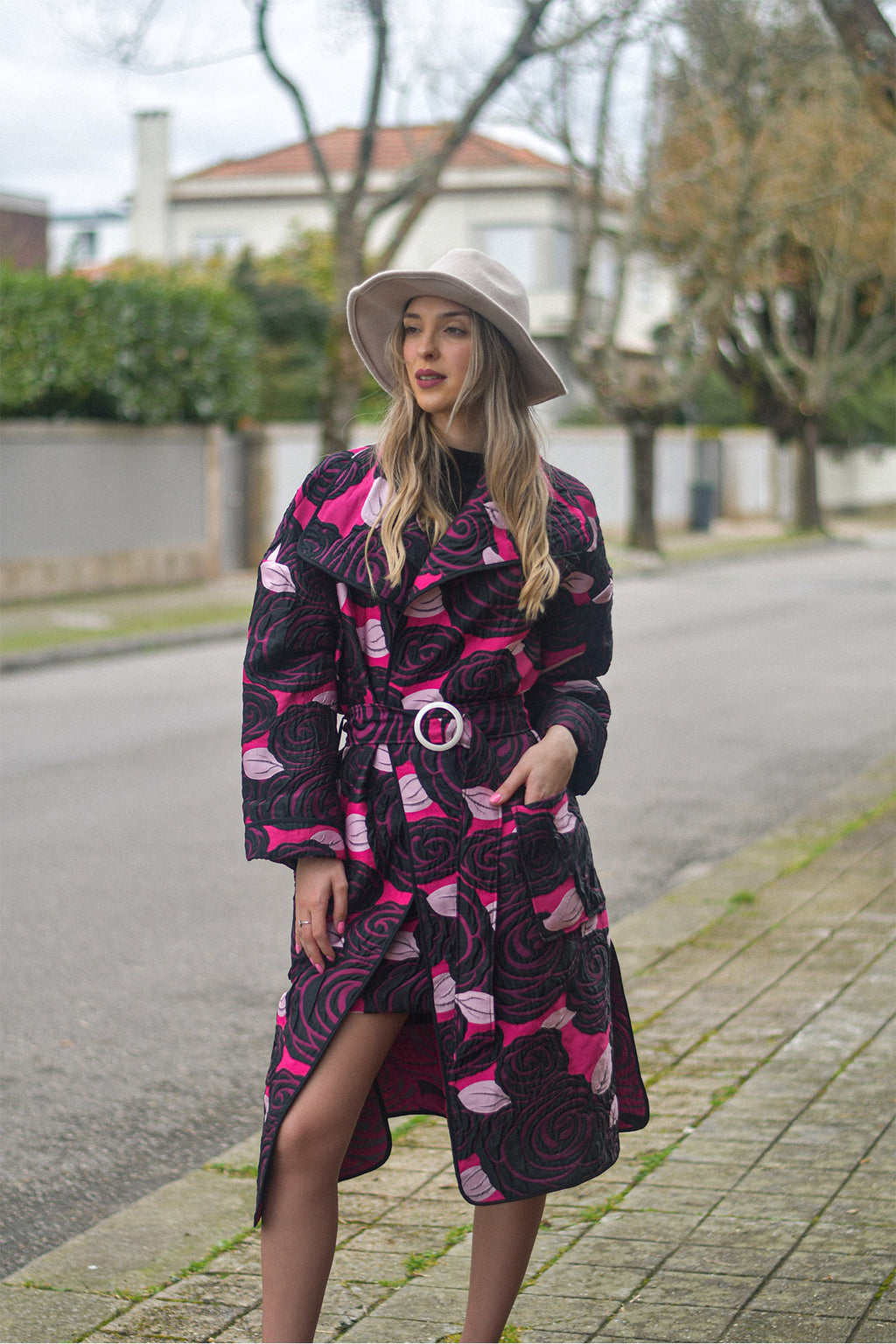 Casaco Comprido Jacquard Rosas Peça Única