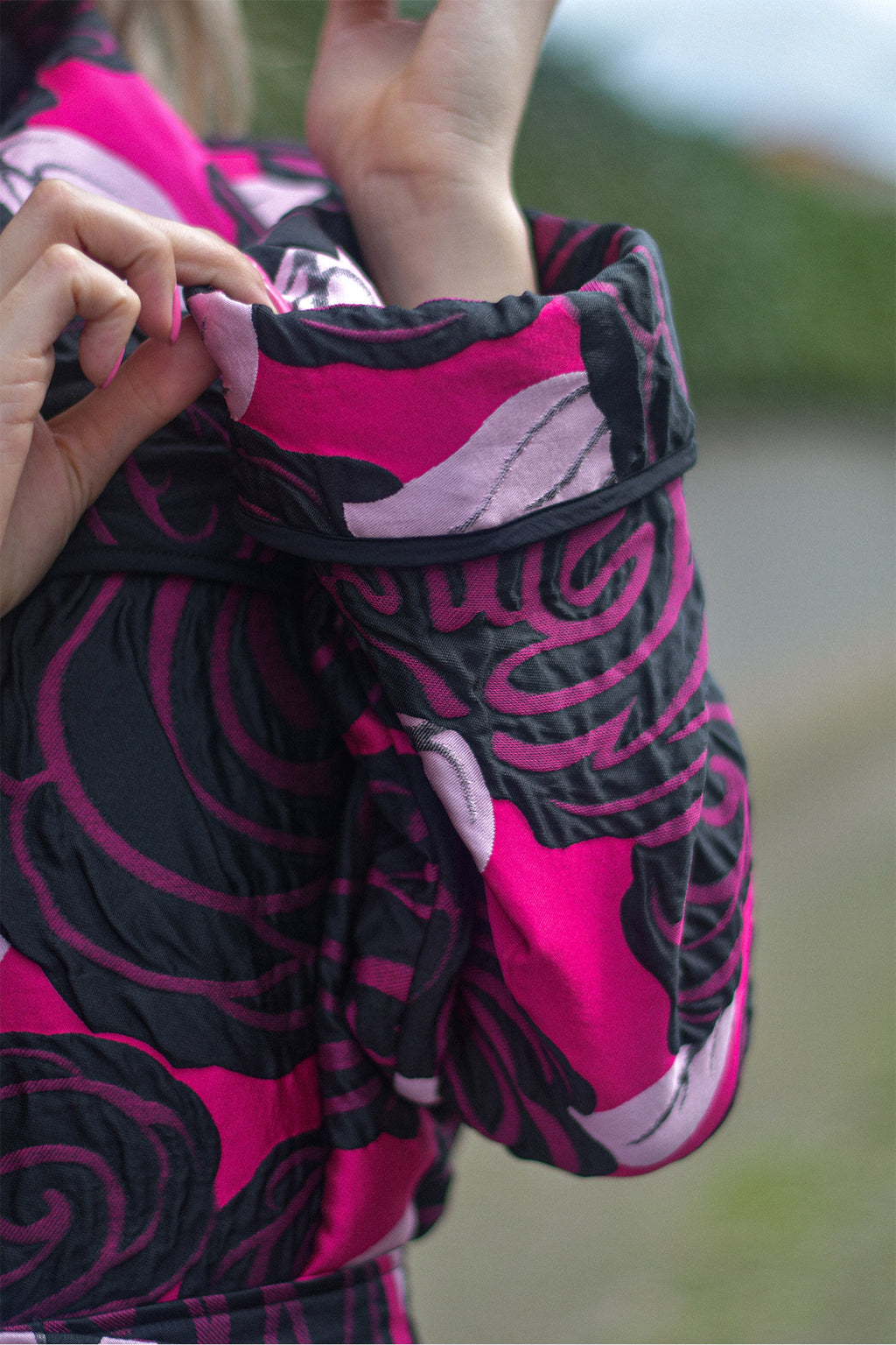 Casaco Comprido Jacquard Rosas Peça Única