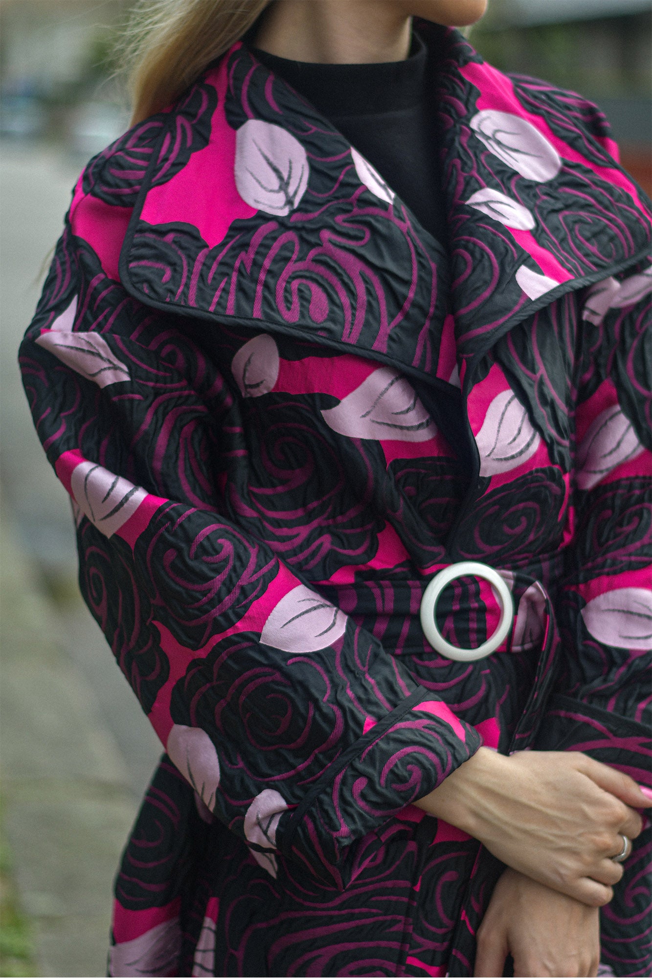 Casaco Comprido Jacquard Rosas Peça Única