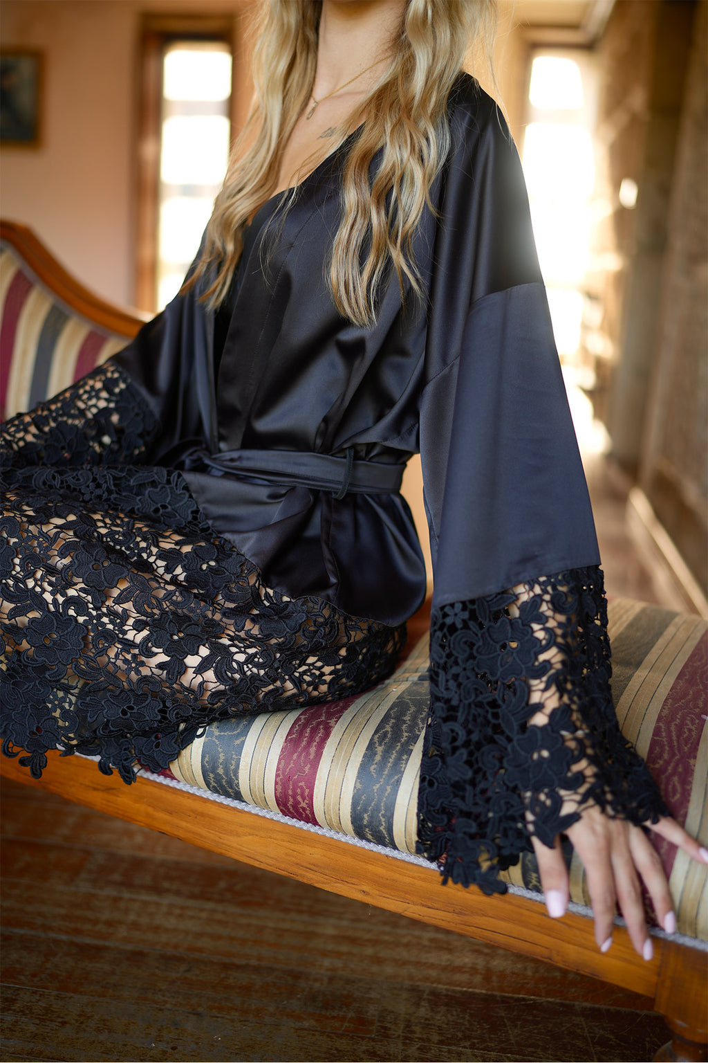 Quimono Seda Preta com Renda